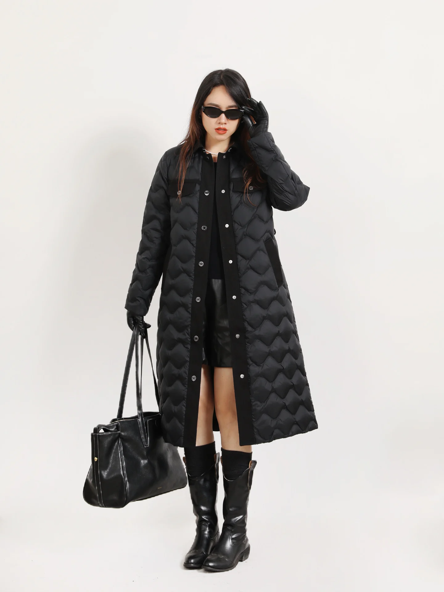 

Обновленная версия: Элитное женское пуховое пальто из 90% белого гусиного пуха с шикарными вставками на плечах, стройнящее, теплое, для повседневной носки