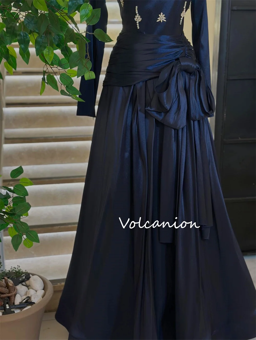 تخصيص البريق Charmeuse الطية البراقة ألف خط الياقة العالية فساتين طويلة مخصصة مناسبة أحجام الحفلات المتاحة