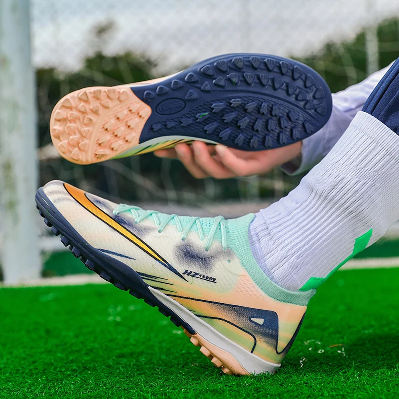 Men Football Shoes Comfortable TF Professional Football Boots Training Sneaker Ultralight Soccer Shoes