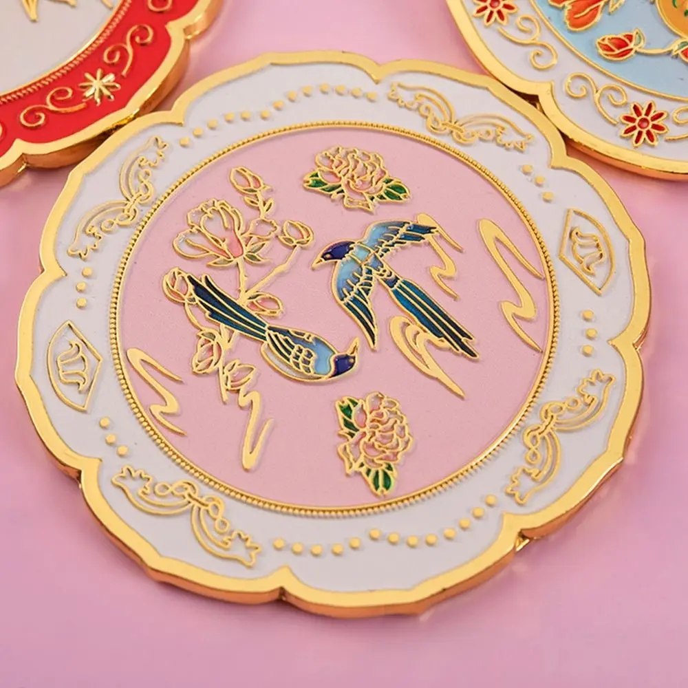 Draagbare 3D-bloem make-upspiegel Chinese stijl Prachtige metalen cosmetische spiegel Vlinder getextureerde cartoon make-upspiegel voor thuis
