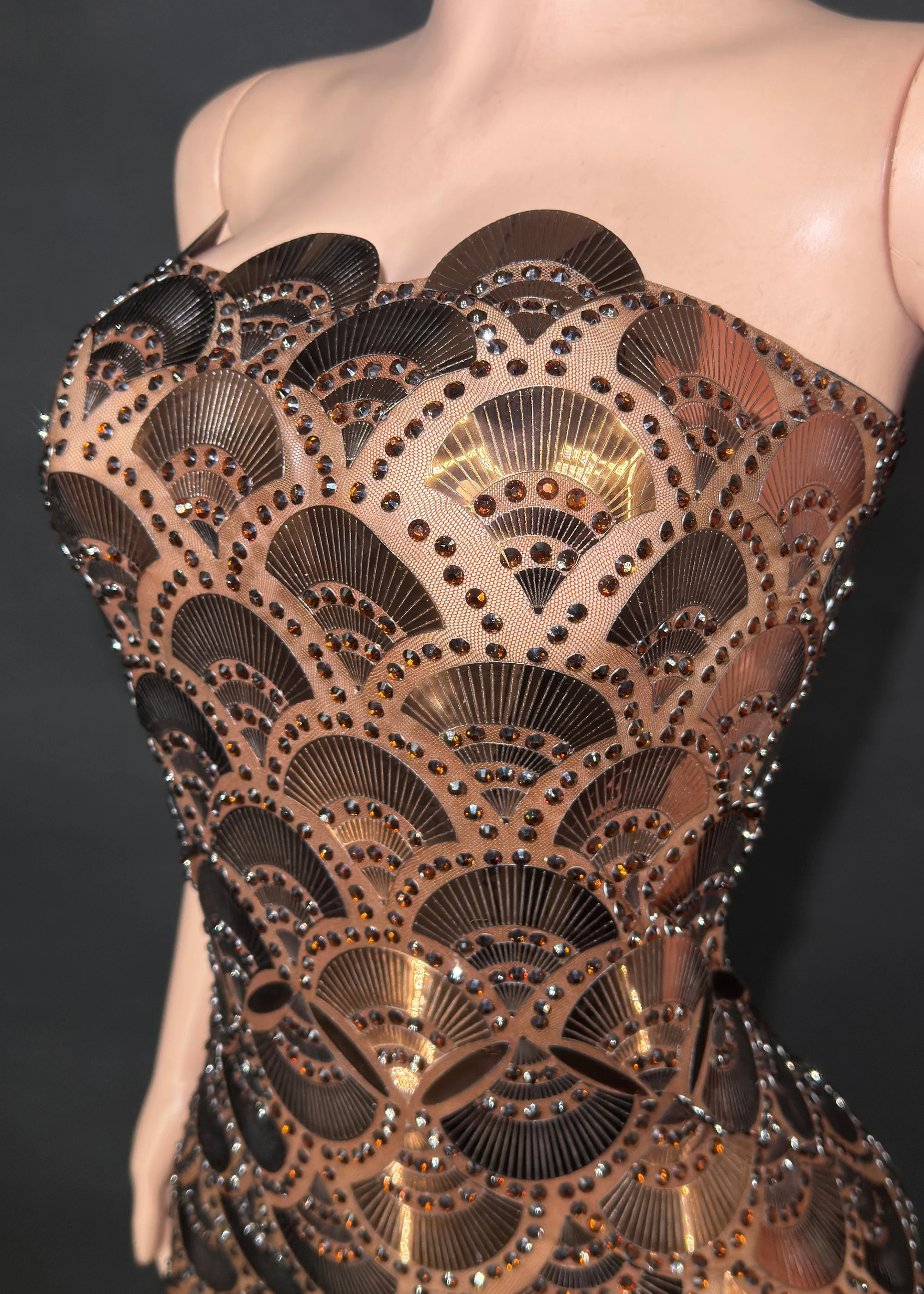 ZD High-End Bronze Trägerloses Strass-Maxikleid – Luxuriöses Slim-Fit-Abendkleid mit funkelndem Art-Deco-Fächermuster, I