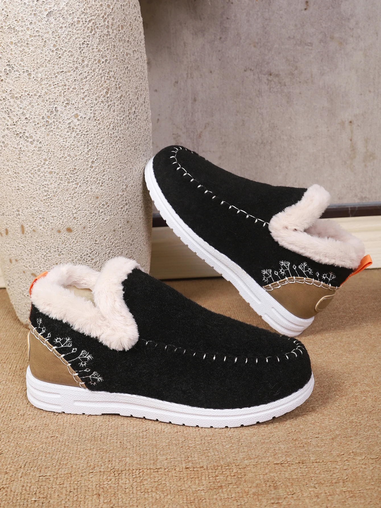 Damen Winter Slip-On Stiefeletten mit Flauschigem Kragen, Weichem Filz, Warmem Fleecefutter, Flach, Rutschfest, Leicht, für den Alltag, Schneestiefel – Detail 2