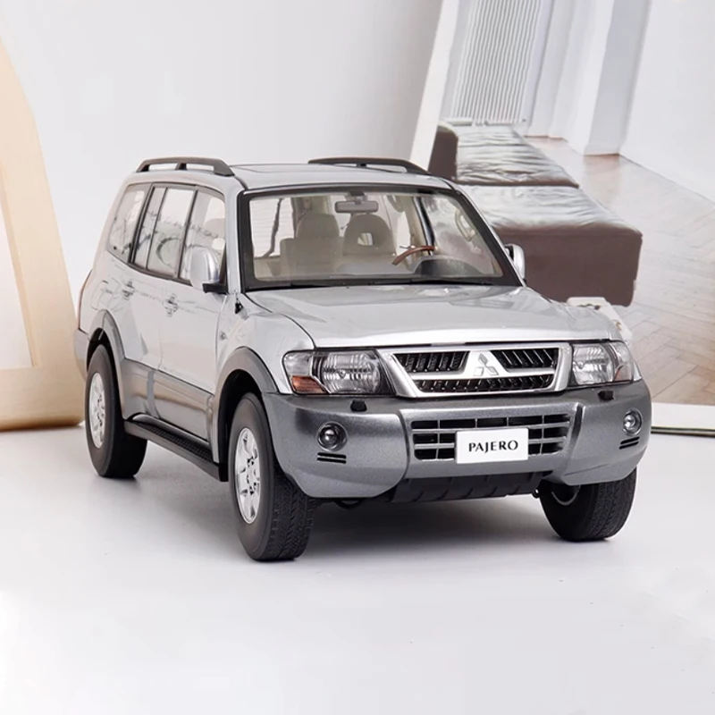 Diecast Original 1:18 Scale Pajero V73 Simulation Alloy Car Model Static Display Collectible Toy Gift Decoration Souvenir