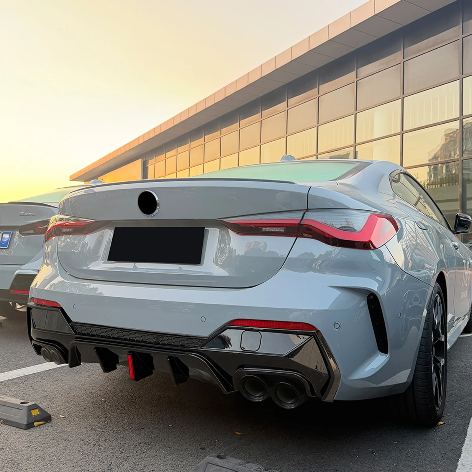 

Car Rear Bumper Diffuser Lip Boot Splitter Spoiler with Light For BMW 4 Series G22 G23 M Sport 2020 2021 2022 2023 2024 2025