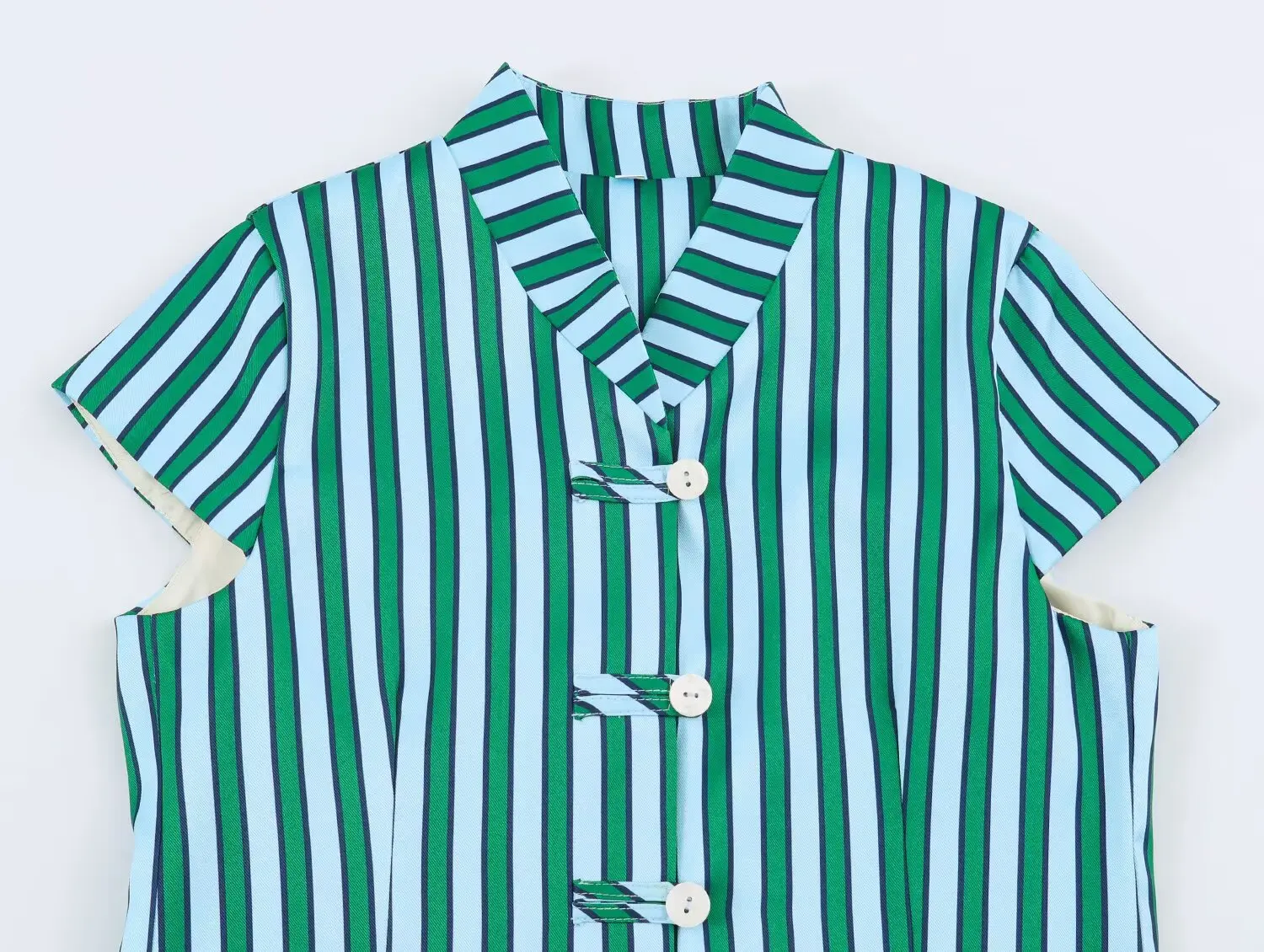 KONDALA Damen Schickes Gestreiftes Hosen-Set 2026 Sommer Trendiges High-Street-Urlaubsset Elegante Freizeit-Hemden mit Seilknöpfen, Lange Hosen – Detail 16