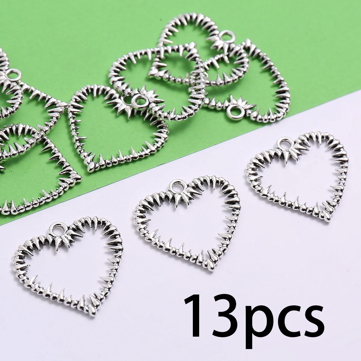 Juego de 13 piezas de accesorios hechos a mano con forma de corazón hueco y puntiagudos, con dientes dentados que rodean el corazón en un estilo moderno, adecuados para pulseras, collares, pendientes y accesorios de decoración con cuentas hechos a mano.