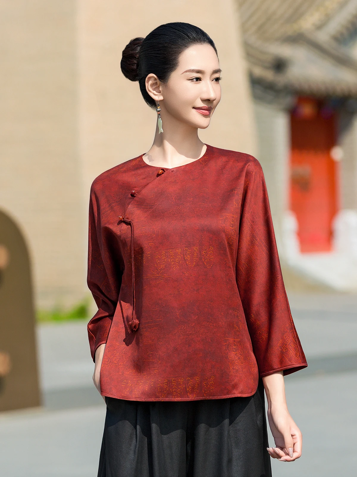 

Традиционный китайский топ Xiyán из тяжелого шелка сянъюнь с круглым вырезом и боковыми пуговицами для женщин