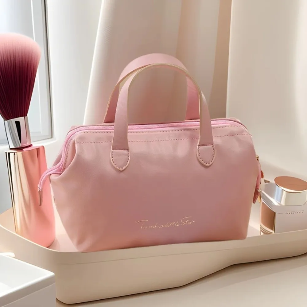 حقيبة مستحضرات تجميل للسفر ذات سعة كبيرة محمولة مقاومة للماء من البولي يوريثان حقيبة مكياج محمولة متعددة الوظائف طقم أدوات الزينة في الهواء الطلق