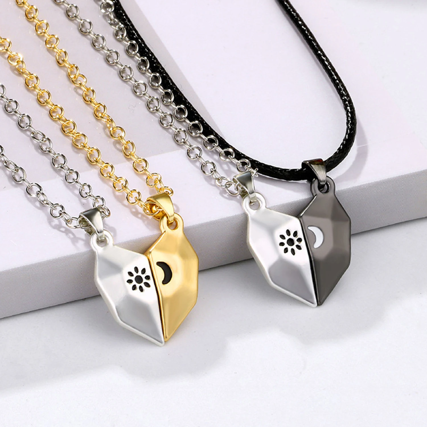 2Pcs/Set Couple Necklace for Women Heart Magnetic Sun Moon Paired Pendant Matching Jewelry Girlfriend Wedding Party Chain Choker