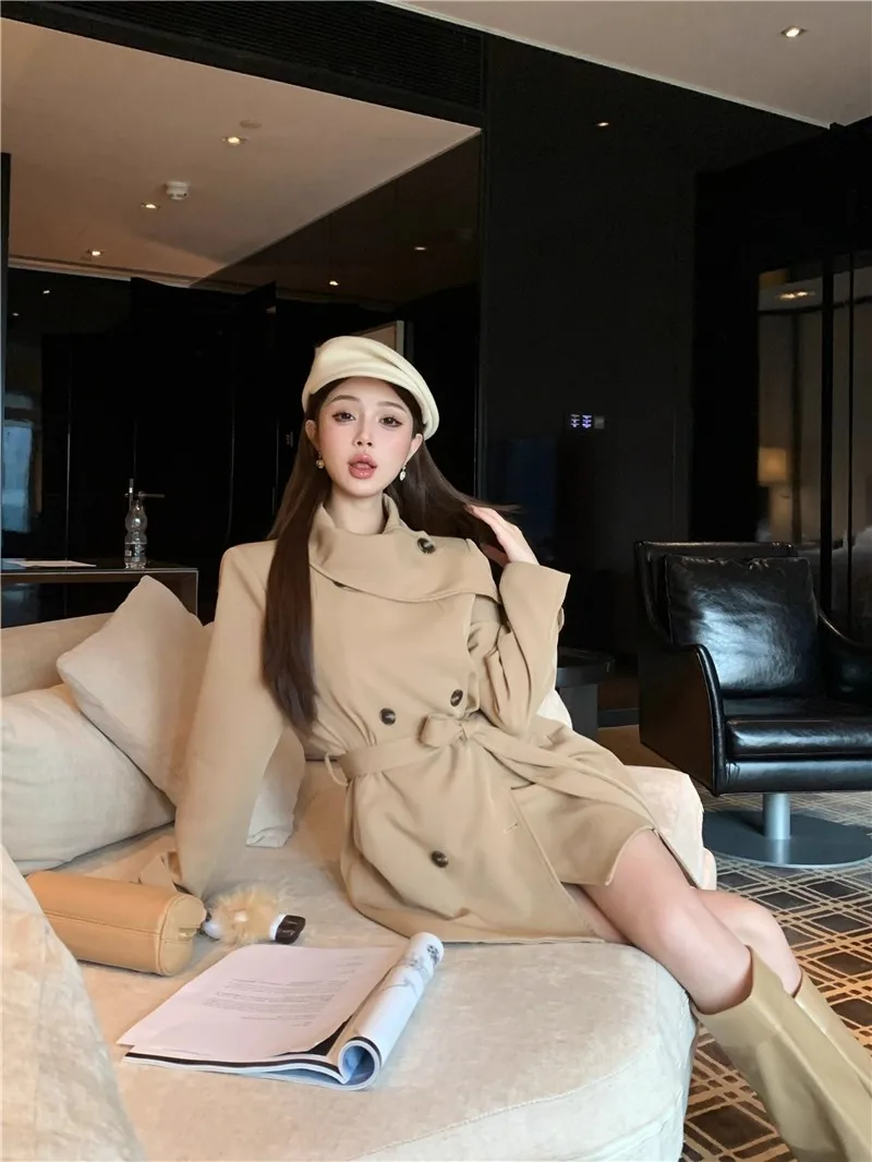 معطف بريطاني مزدوج الصدر بياقة واقفة وأشرطة خريفية للسيدات فضفاضة متوسطة وطويلة ومزاج غير رسمي