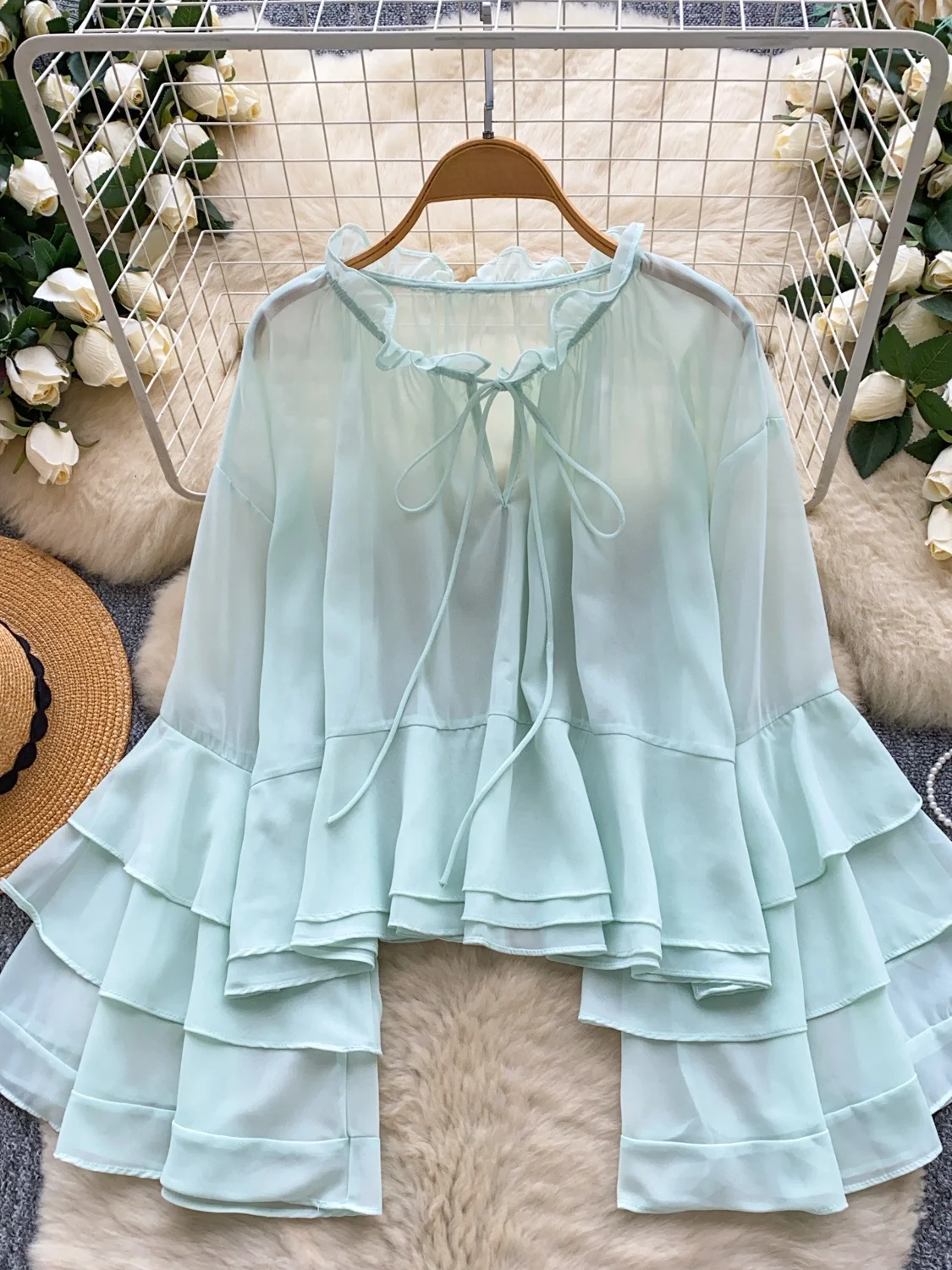 Luźna, cienka bluzka damska z szyfonu z rękawami dzwonkami, okrągły dekolt, siateczka, wiosenno-jesienna, modna, oddychająca, delikatna.