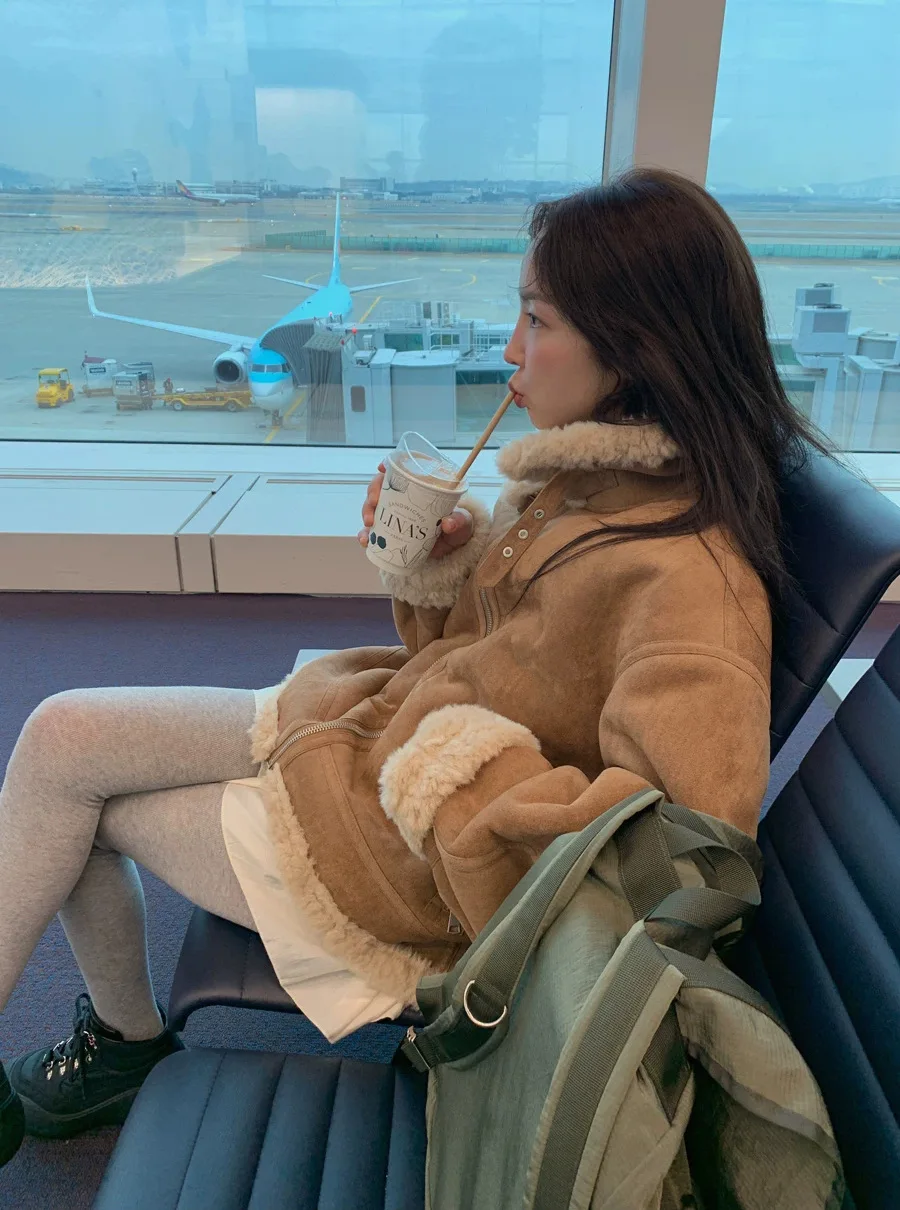 Calore e Stile: Giacca da donna in finta pelle scamosciata con pelliccia sintetica, design integrato, casual, comoda, cappotto corto con dettagli a zip, in poliestere