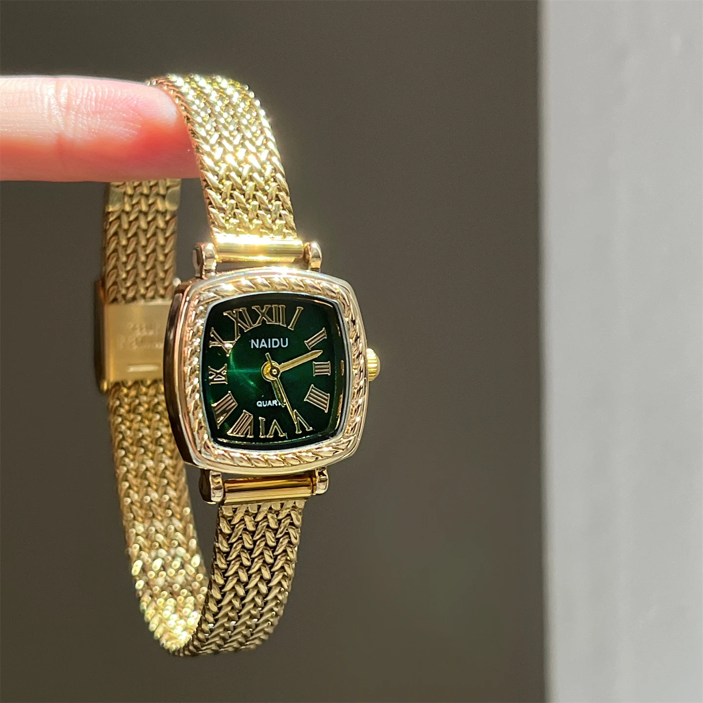 

Retro-Style Mini Sugar Cube Watch With Small DialLuxurious And Elegant Quartz Watch For Students, Exquisite Ladies' Wristwatch.