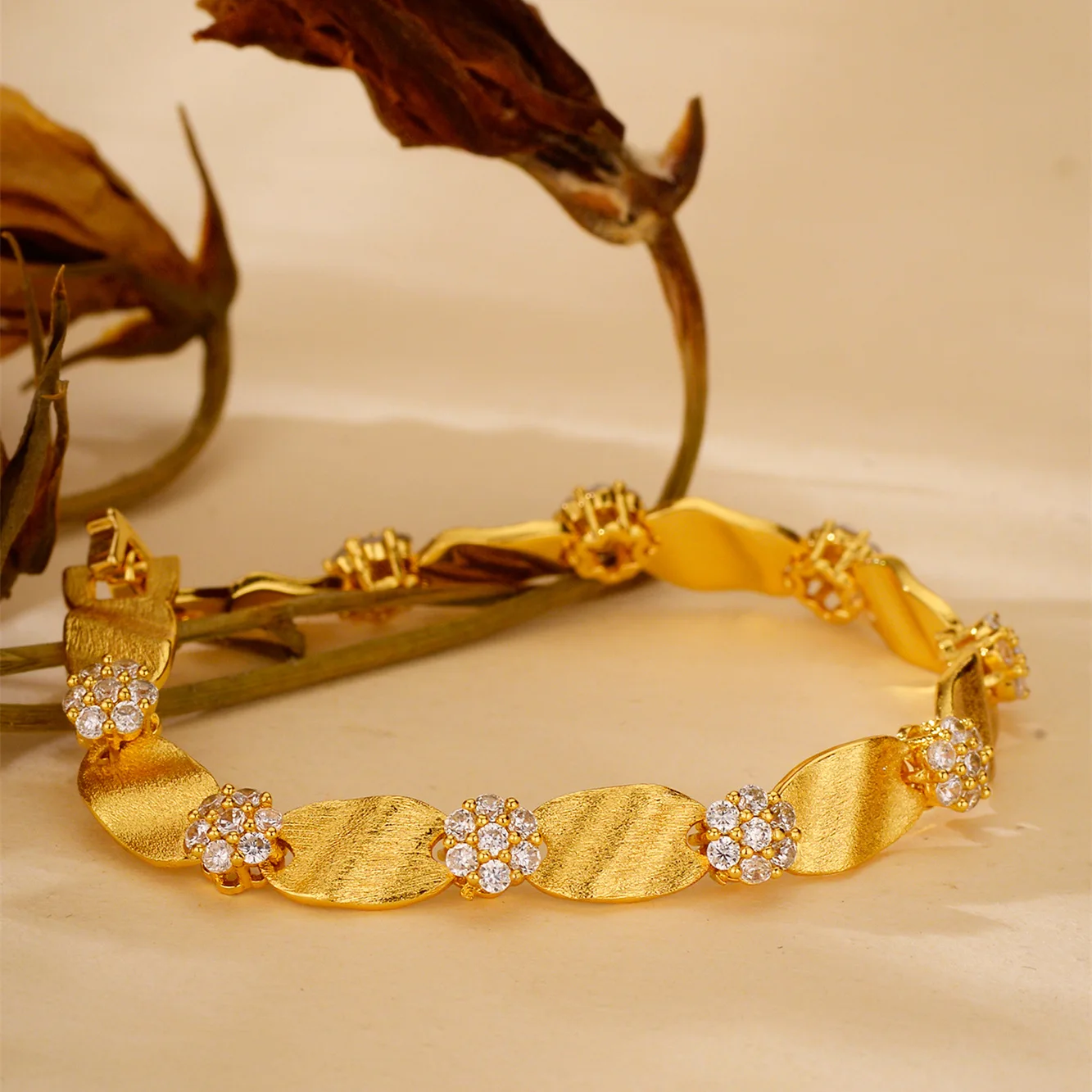 The same 24K real gold sparkling diamond brushed flower ribbon 9999 bracelet in the gold store, gold water ripple bracelet