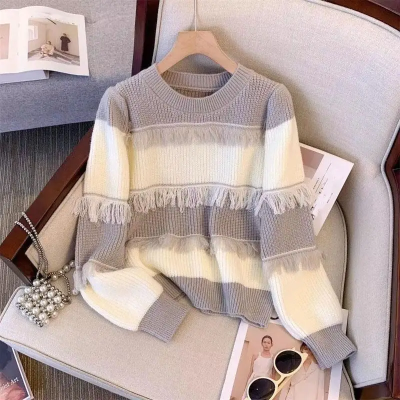 College-Pullover für Frauen im Herbst und Winter gepaart mit gestreiften Kontrast farben zur Reduzierung des Alters schlanker Strick pullover