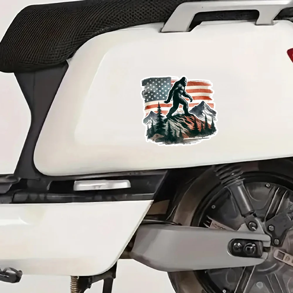 ملصق فينيل للمشي لمسافات طويلة بعلم أمريكي وطني مقاس 13 × 12 سم مع تصميم Bigfoot للسيارات والشاحنات وأجهزة الكمبيوتر المحمولة وألواح التزلج