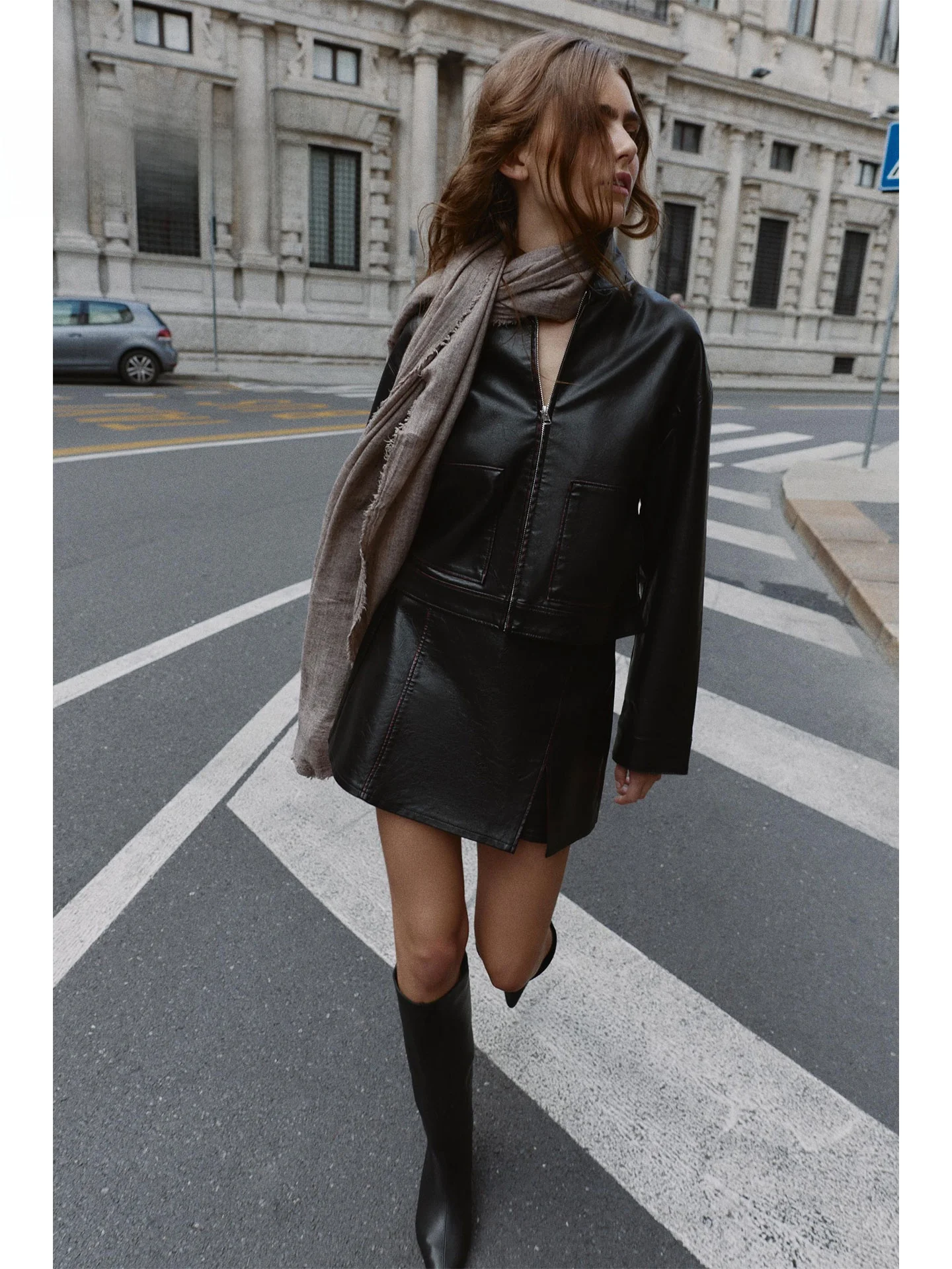 

ZAPRHA Spicy Girl трапециевидной формы с разрезом, дизайн из искусственной кожи, повседневная женская юбка с высокой талией, модная осень 2025 г.