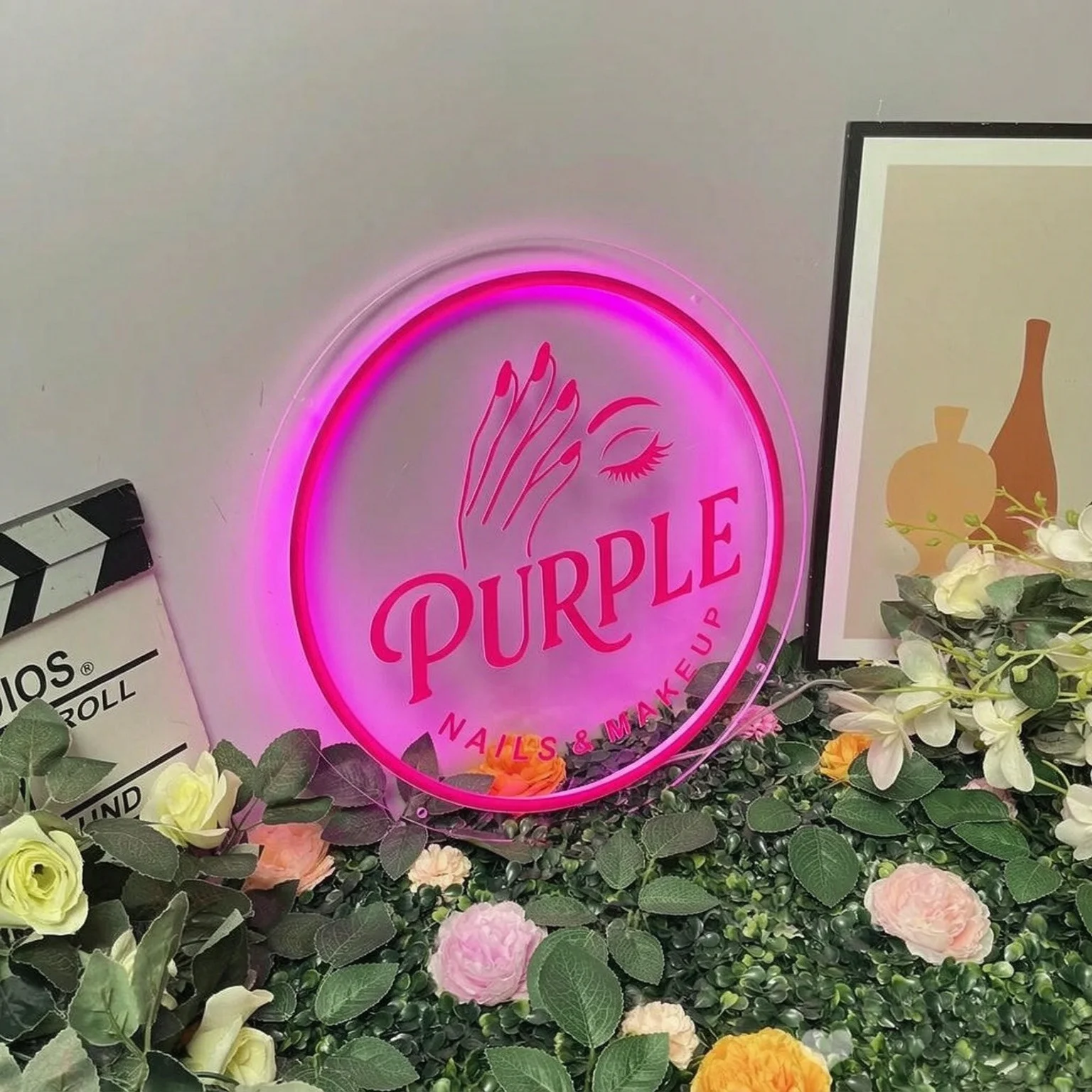 لافتة نيون مخصصة بشعار الصالون - مراجعة Beauty And Makeup Studio وسعره