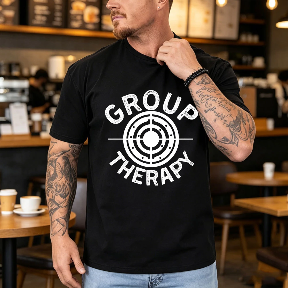 Outdoor Hunting Graphic Tees - เสื้อยืดแขนสั้นลายกราฟิกสำหรับผู้ชาย ลายพิมพ์ภาพผู้ทุกข์ยากกำลังยิงเป้า เหมาะสำหรับการบำบัดแบบกลุ่ม ยิงปืน ล่าสัตว์ กิจกรรมกลางแจ้ง