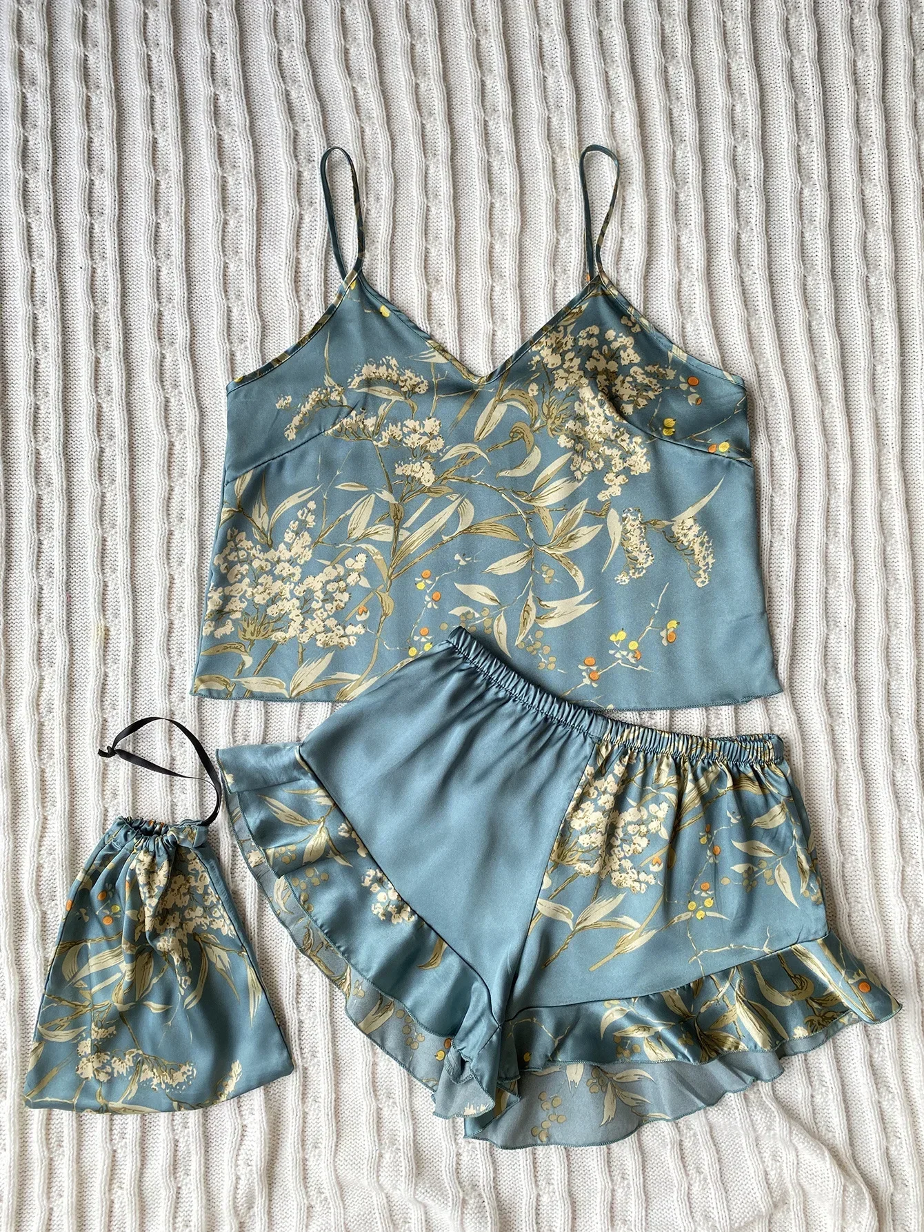 طقم بيجامات صيفي للنساء ملابس نوم 3 قطع قطع علوية وسروال قصير مطبوع عليه زهور حريرية مع حقيبة معلقة ملابس للاستلقاء