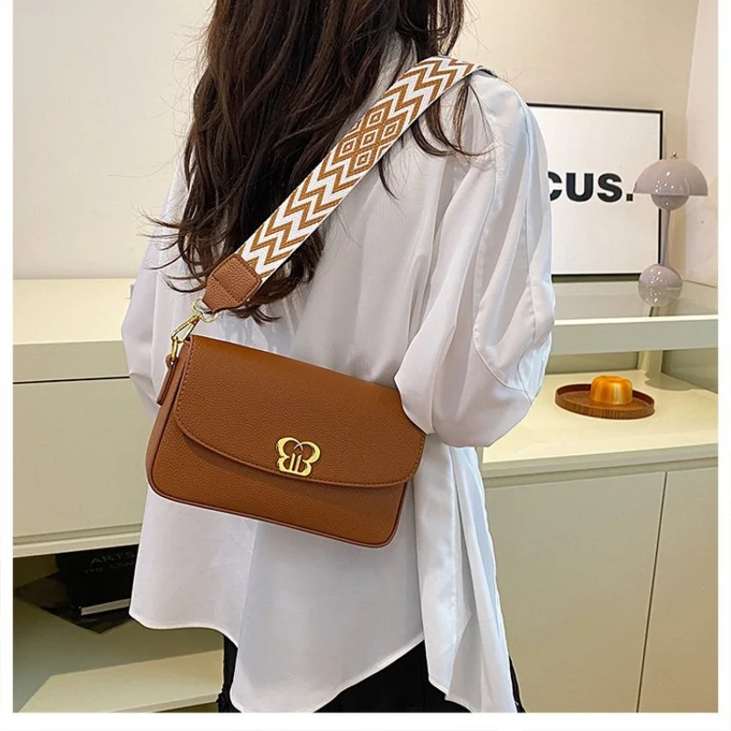 

Elegant Women's Messenger Bag With Fine Leather Classic Paris Neat Lightweight Commuter Daily Design​