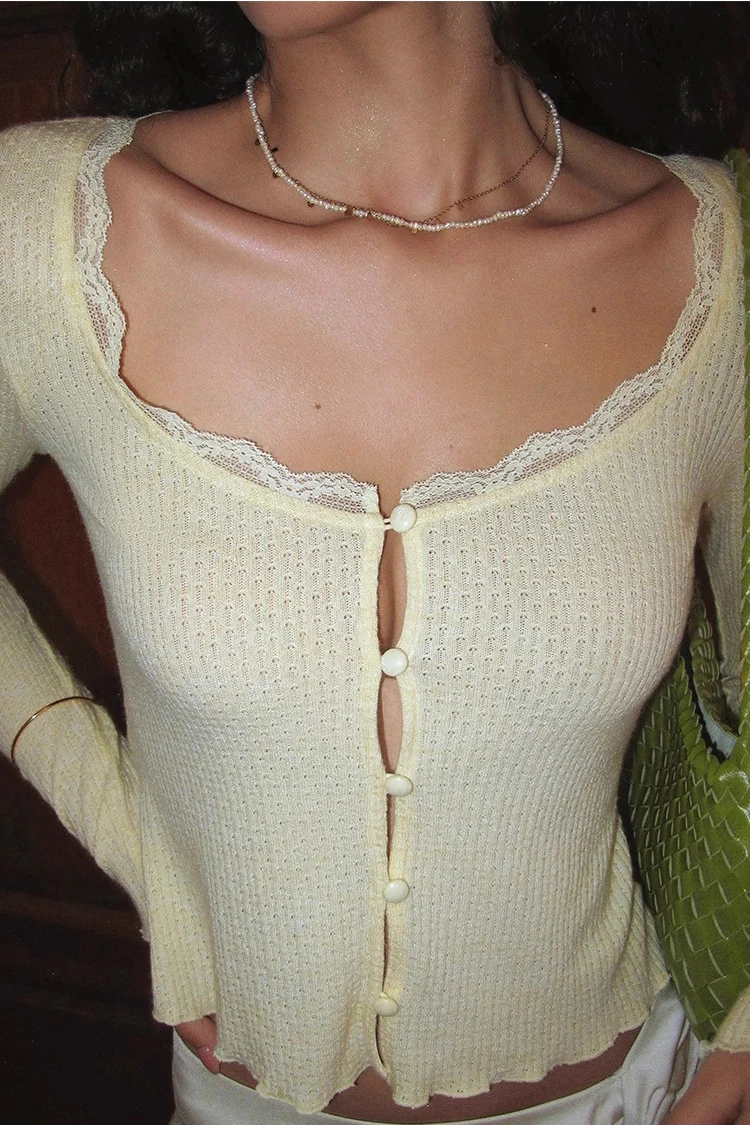 Top feminino de malha com decote redondo e botões de manga comprida com detalhes em renda