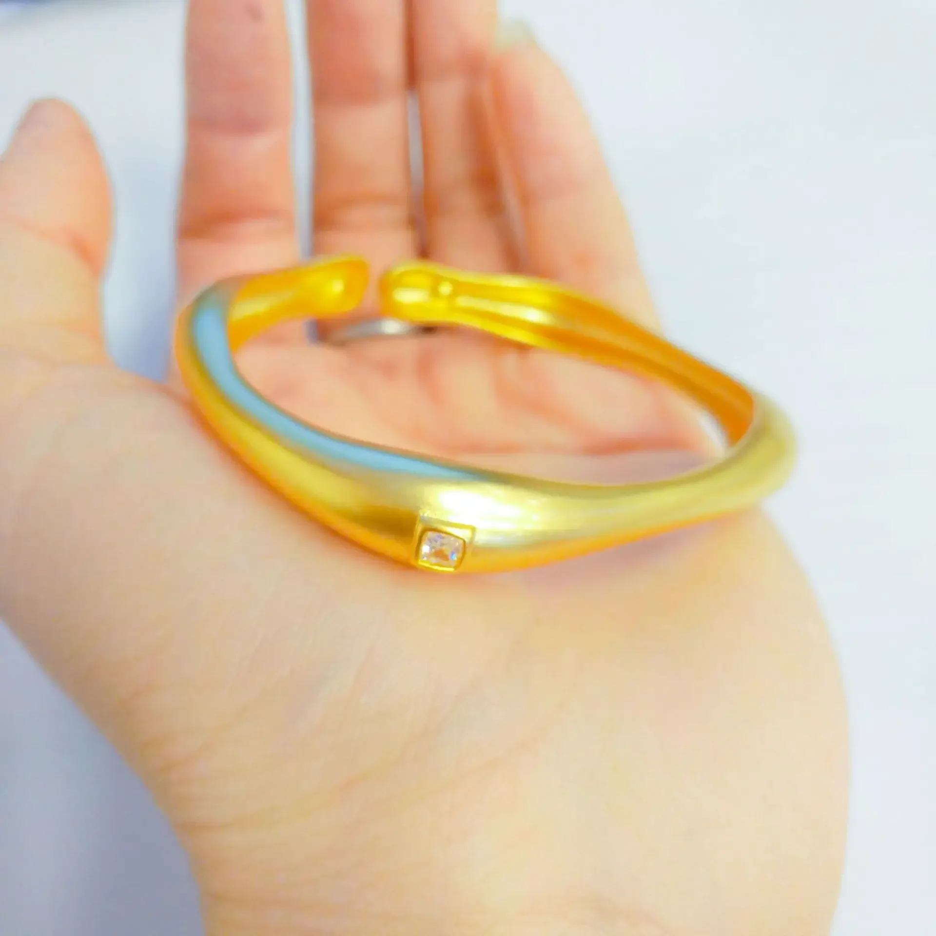 

Retro AU999 24K gold horseshoe bracelet with diamonds, high-end opening, fashionable and generous for daily wear