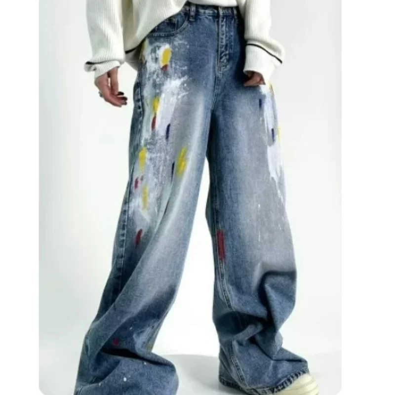 Calças jeans de perna larga estilo hip-hop com estampa de grafite e tinta, inspiradas nas ruas europeias e americanas.