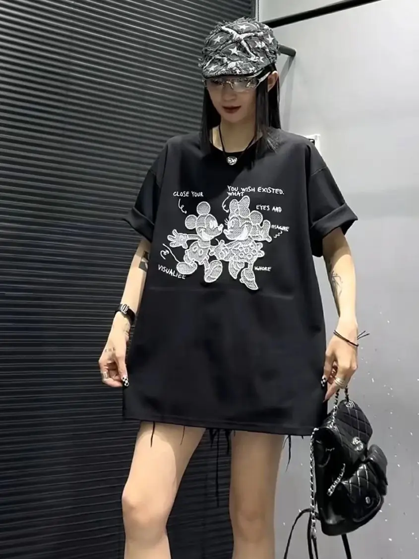 

Женская футболка больших размеров, летняя, новая модель, с вышивкой в виде мультяшного Микки Мауса, свободного кроя, с коротким рукавом и круглым вырезом горловины.