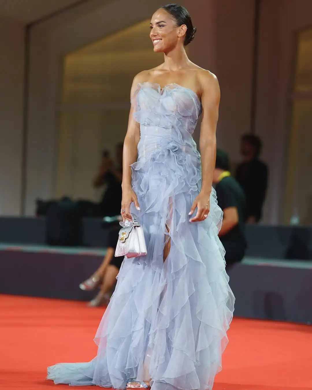 Trägerloses Abendkleid mit Reißverschluss hinten, Tüll, drapiert, Schlitz, Rüschen, Vestidos De Gala für Frauen, Promi-Partykleider, individuell gestaltet