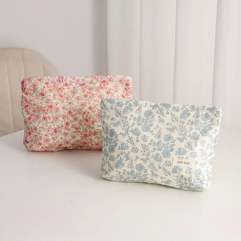 

Delicate Large Capacity Makeup Bag Travel Organizer Portable Toiletry Bag Cosmetic Bag