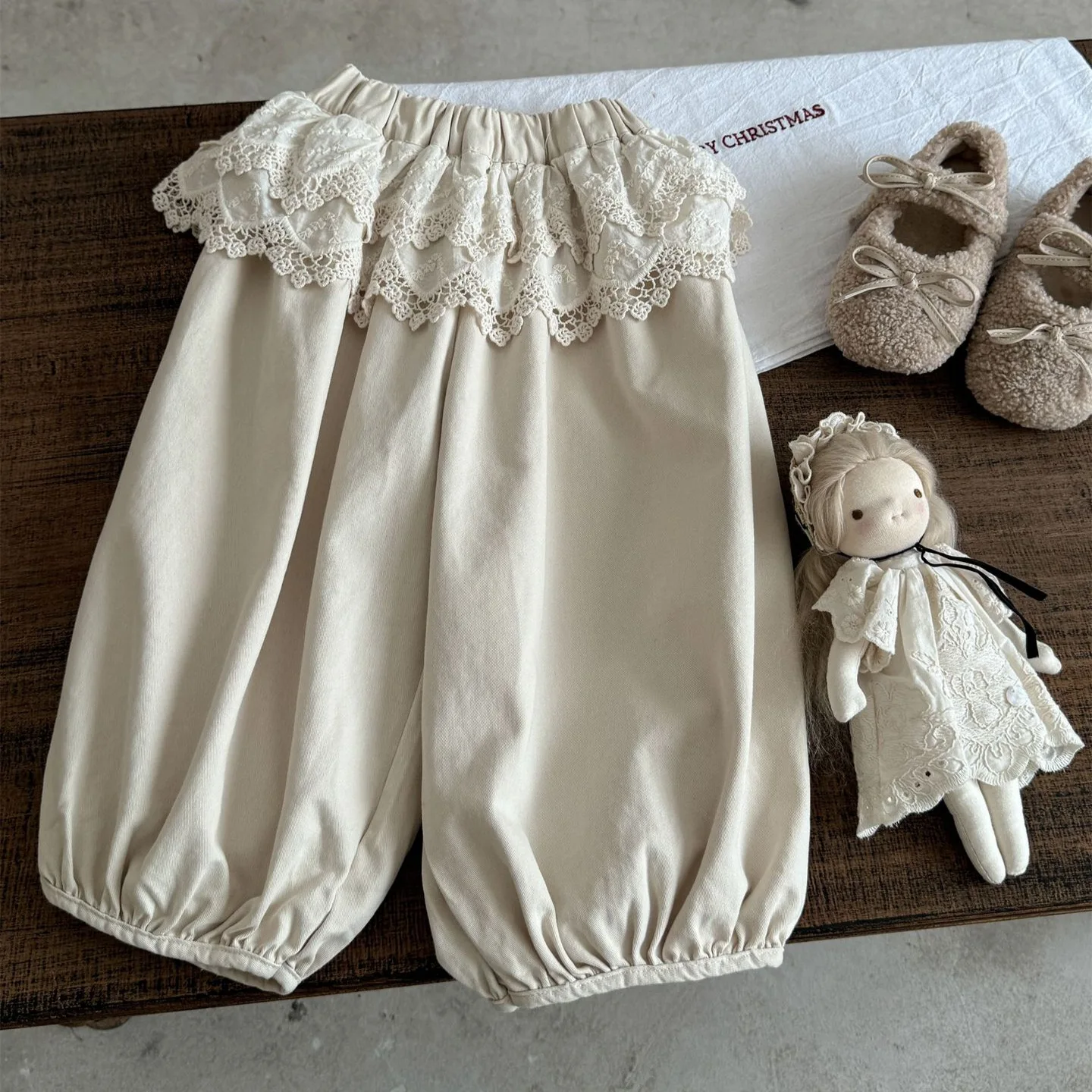 

Children's pants 2025 autumn new Korean version loose and simple foreign style lace fart curtain white flared pants