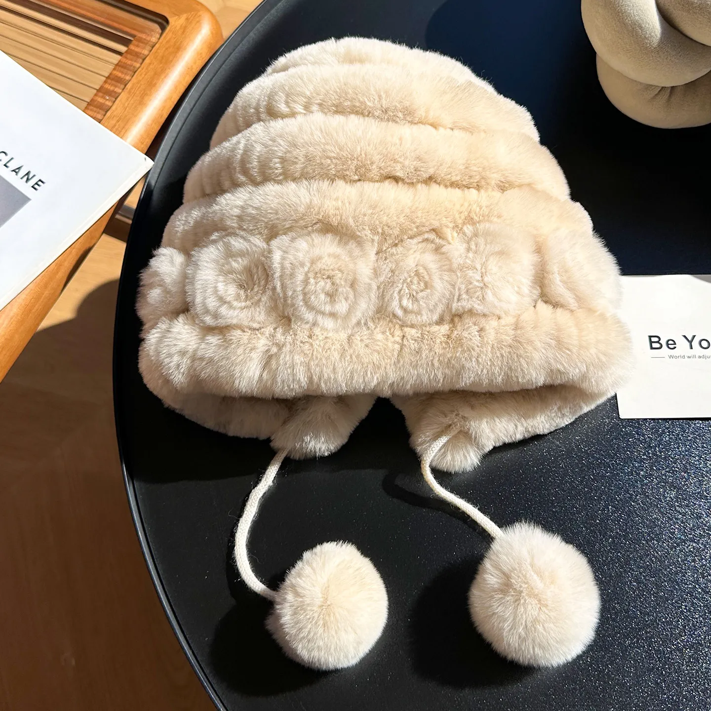 Echte Rex-Kaninchenfell-Mütze mit Blume, Winter-Herbst-Warmmütze, Bommel, flauschiger Ball, Ohrenschutz, niedliche Kopfbedeckung – Detail 4