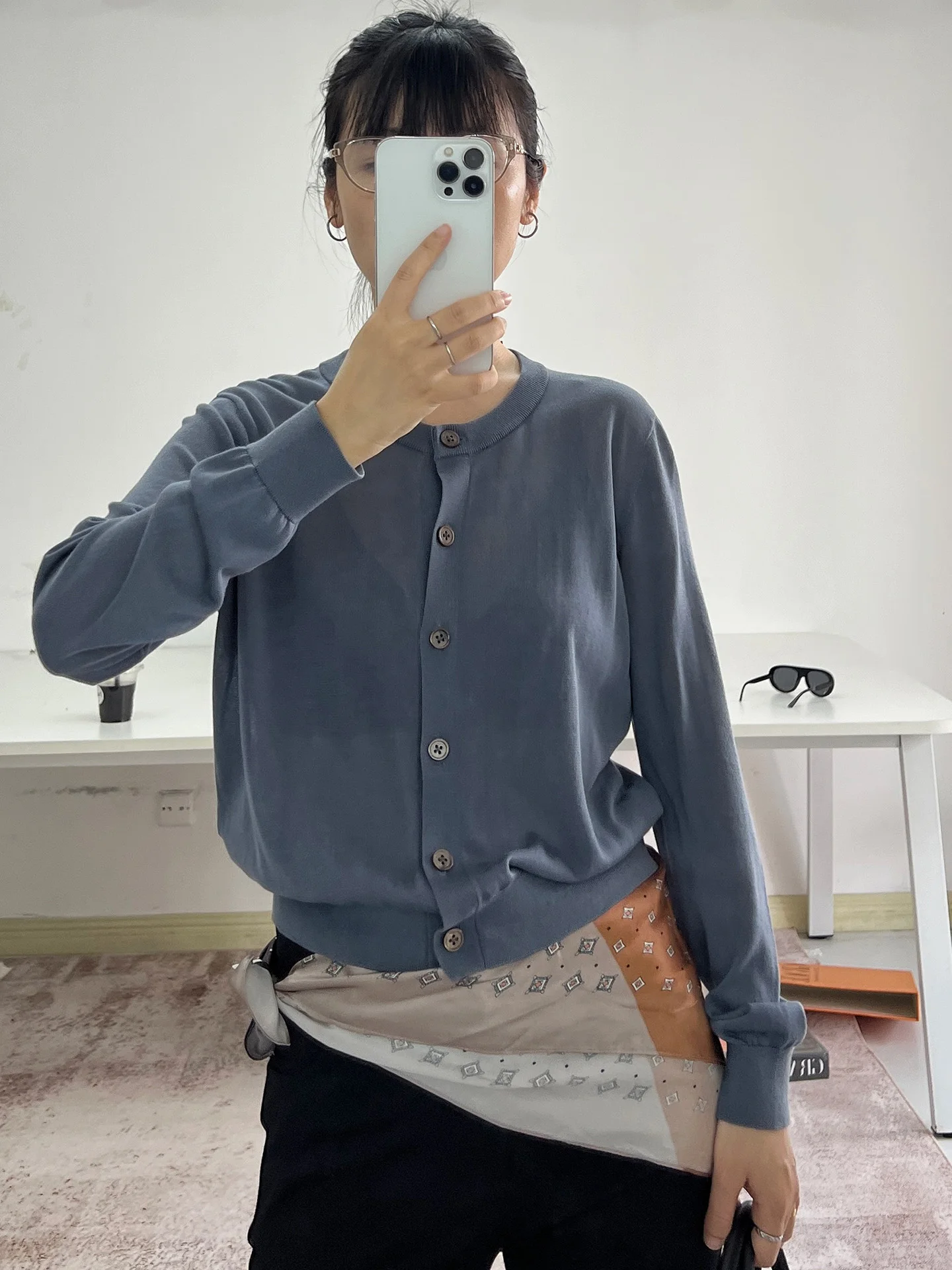 

Новый осенний женский свитер из легкого шелка, тонкий, с круглым вырезом, вязаный, однотонный, простой, повседневный, с длинными рукавами