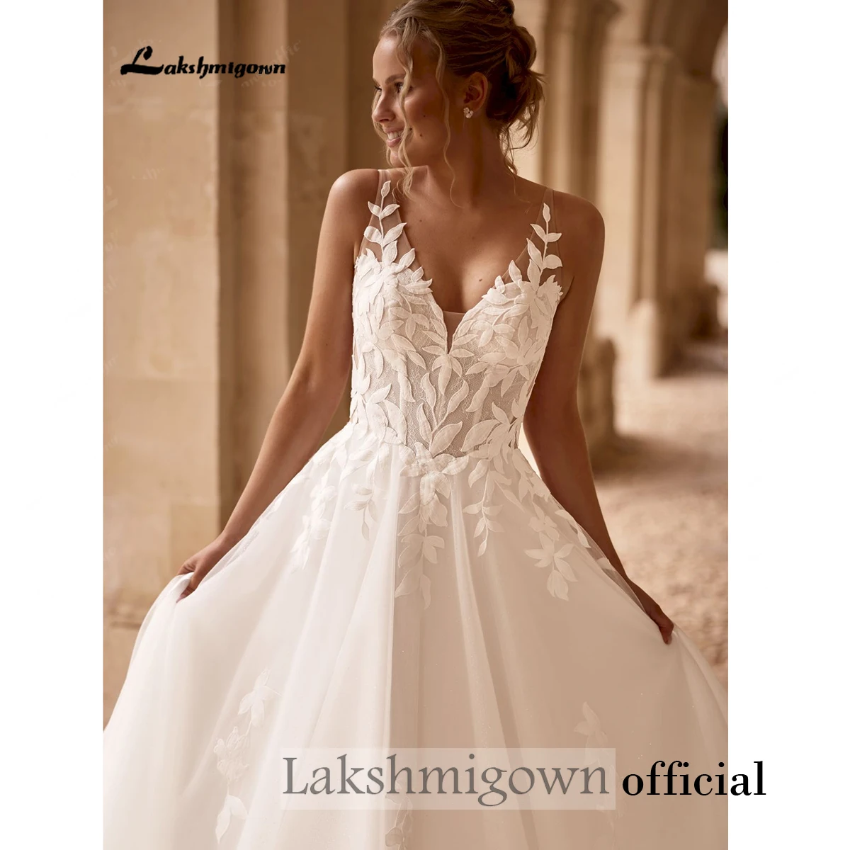 Romantisches Boho-Hochzeitskleid mit tiefem V-Ausschnitt, transparentem Oberteil, floralen Spitzenapplikationen und Tüllrock, langes Brautkleid mit Schleppe, nach Maß gefertigt. – Detail 7