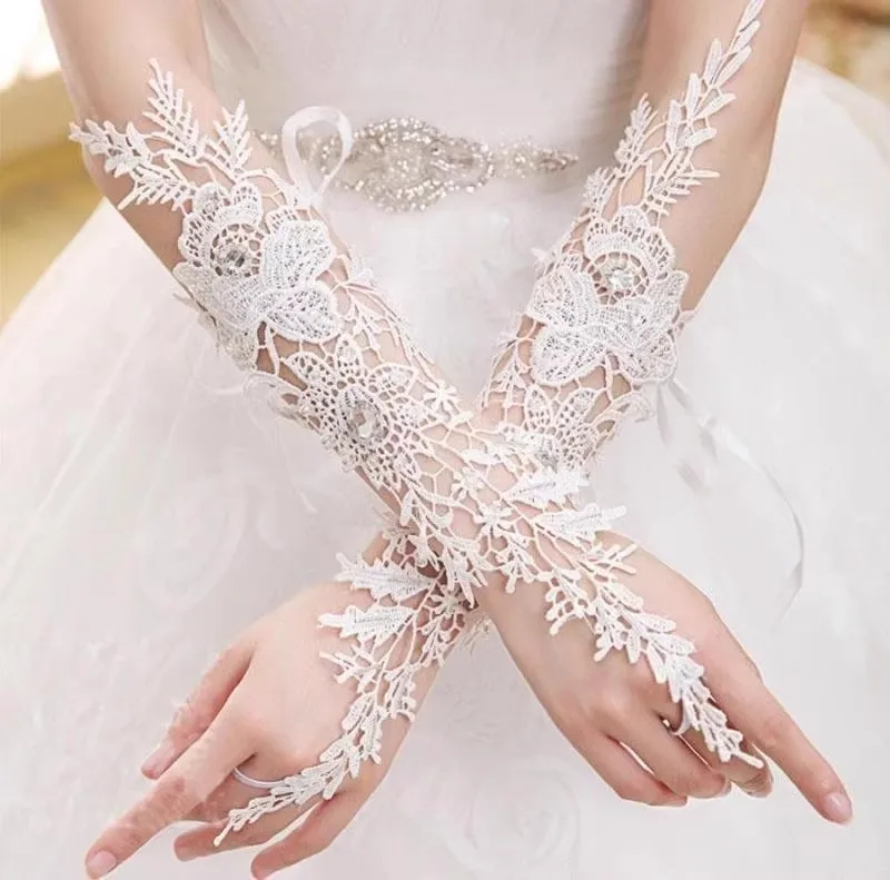 

2piar White Beautiful Hollow Gloves Wedding etiquette gloves Bridal Wedding Decoration Water soluble Diamond Lace patch