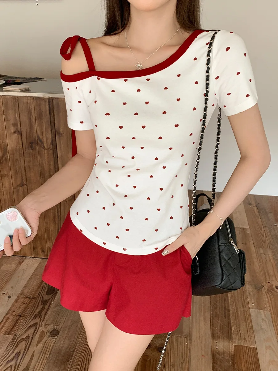 T-shirt a maniche corte stile coreano con cuore rosso a pois con spalle scoperte Bowknot Pure Desire per donna Top estivo slim con allacciatura