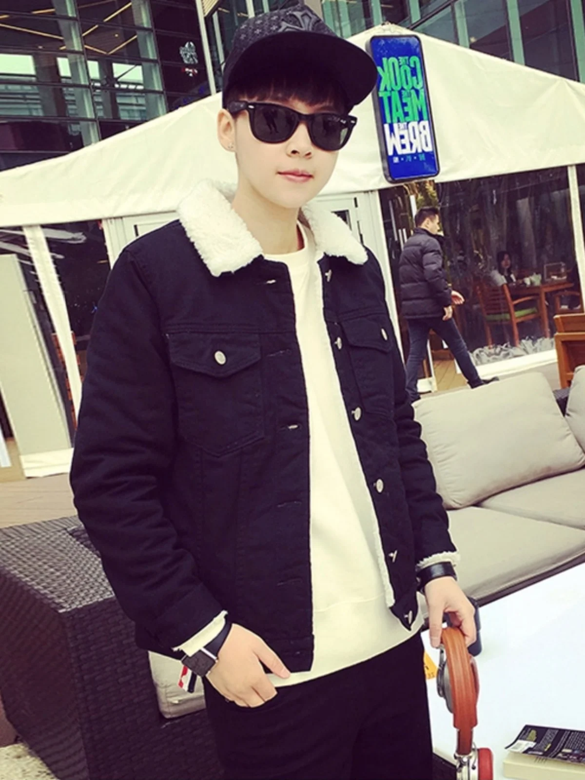 

Зимняя шикарная мужская джинсовая куртка свободного покроя на меховой подкладке с мехом ягненка, корейская модная хлопковая одежда, молодежная культура