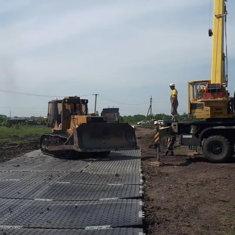 Durable PE Ground Protection Mats for Heavy Vehicle Terrain Protection with UV Resistant Anti-Slip Design and Cutting Service