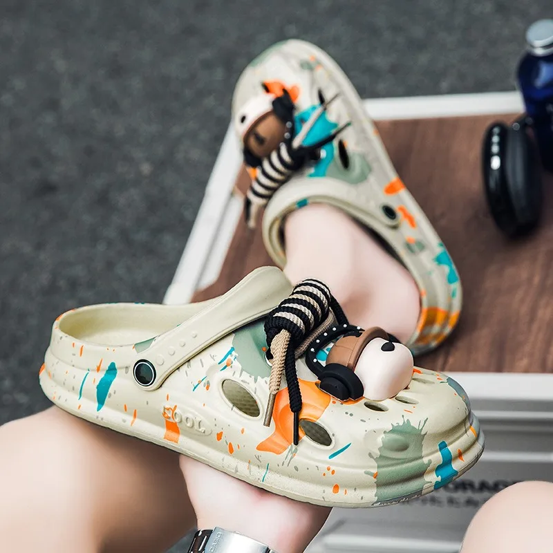 

Пара мужских тапочек из ЭВА своими руками, украшенных милыми и интересными собачками-наушниками, подходит для использования в помещении и на открытом воздухе, как оба