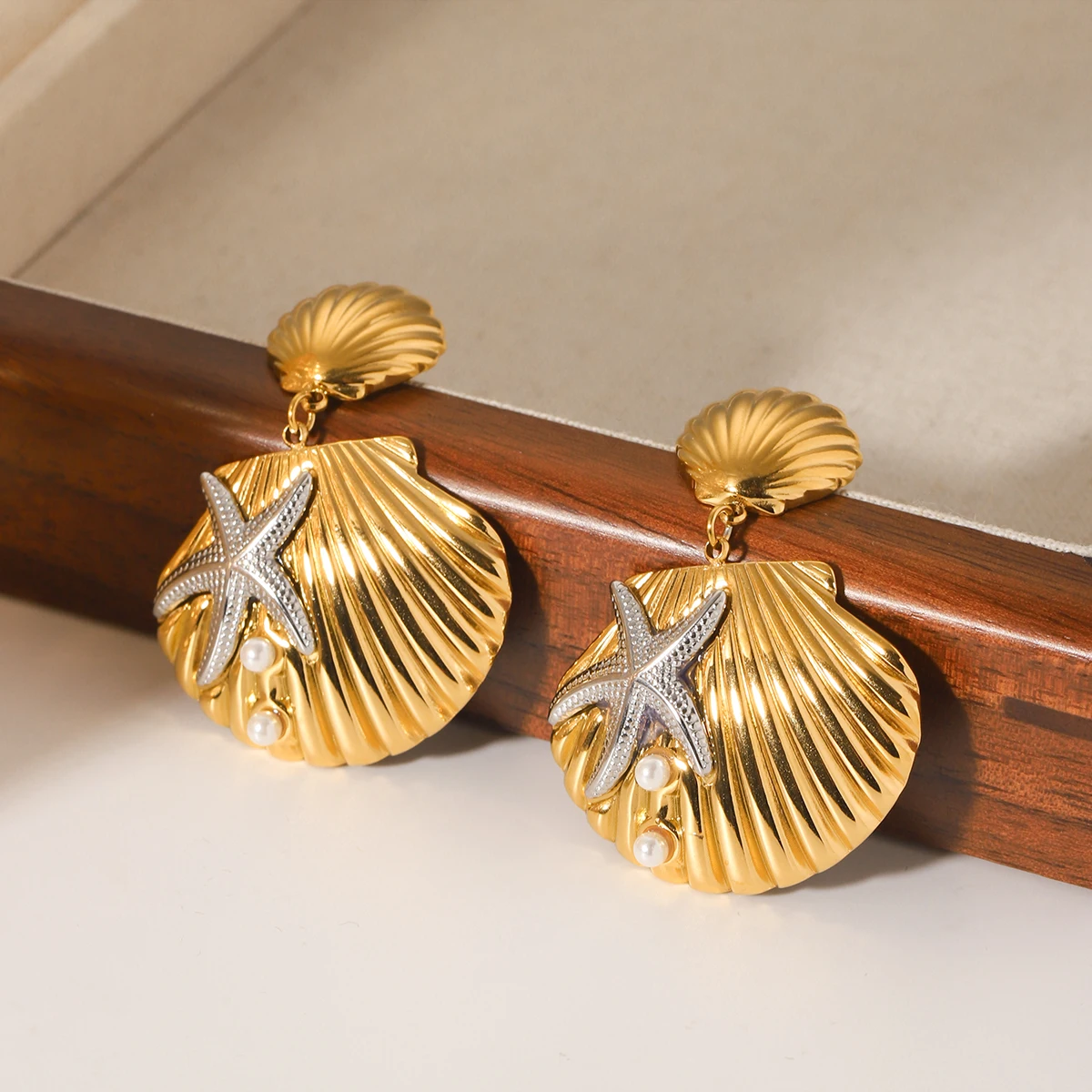 

18K Gold Plated Fan Shaped Pearl Earrings For Women Vintage Stud Earring Hypoallergenic Stainless Steel Waterproof Jewelry Gift