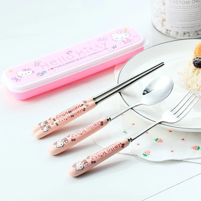 

Sanrios мультяшные палочки для еды, ложка, вилка, милая посуда Hello Kitty, набор из трех предметов с клетчатой коробкой, студенческие портативные элитные подарки