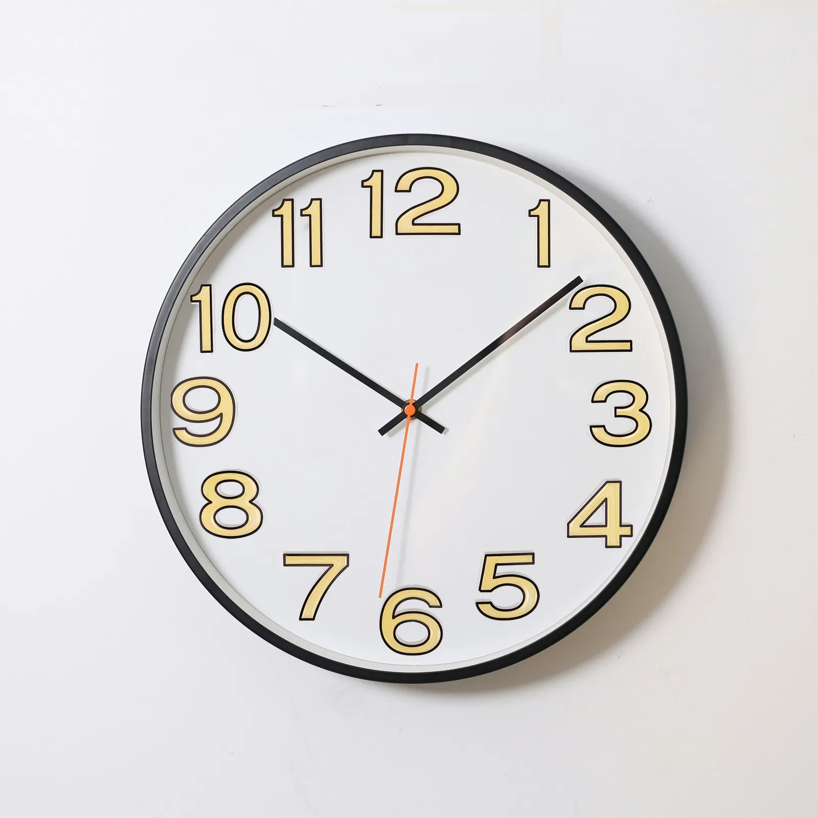 Silent Wall Clock with Phosphorescent Coating on Dials for Nighttime Visibility Contemporary Style Living Room Clock