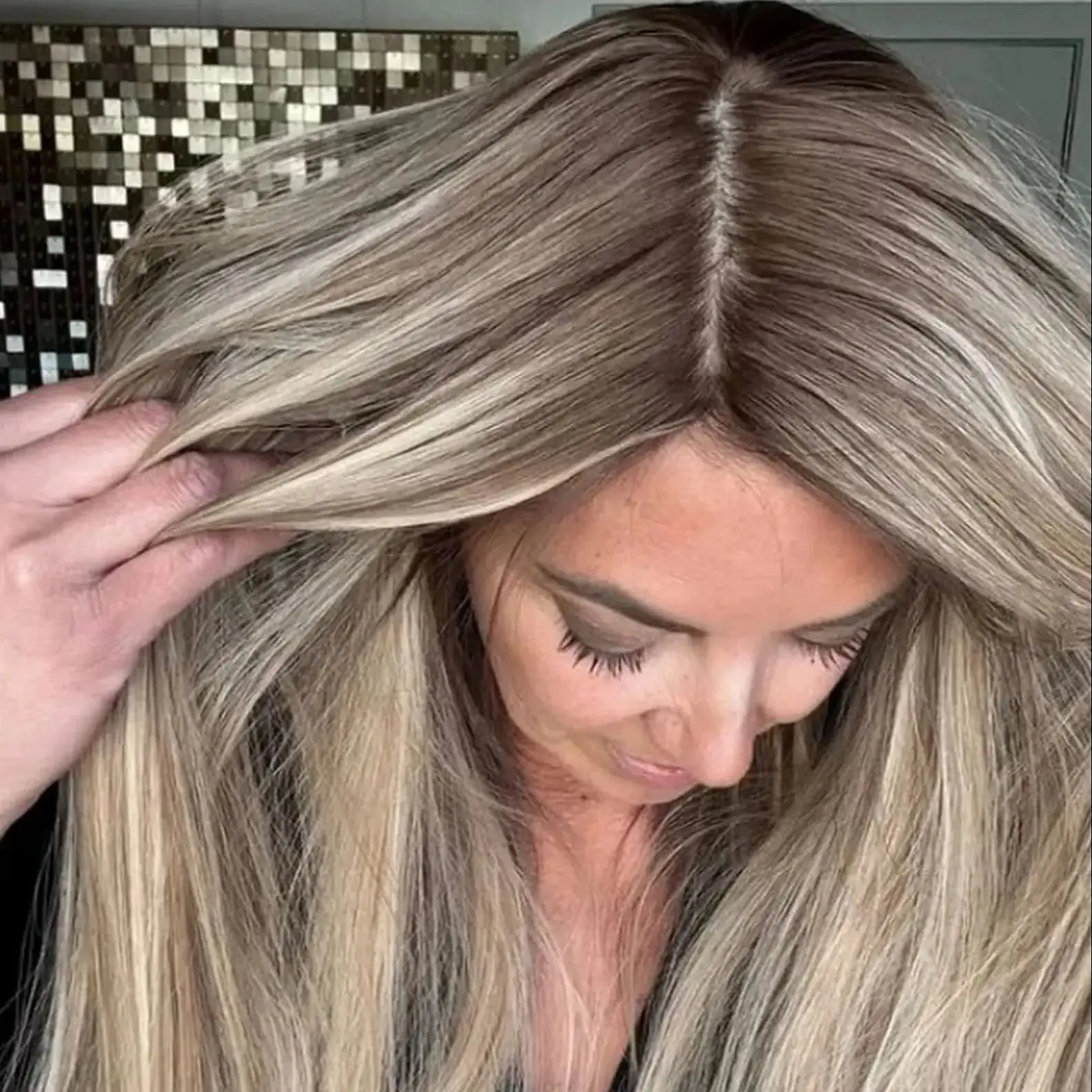 

Высококачественный длинный прямой синтетический парик платинового блонда с центральным пробором для женщин, термостойкое волокно, естественный вид, 24 дюйма