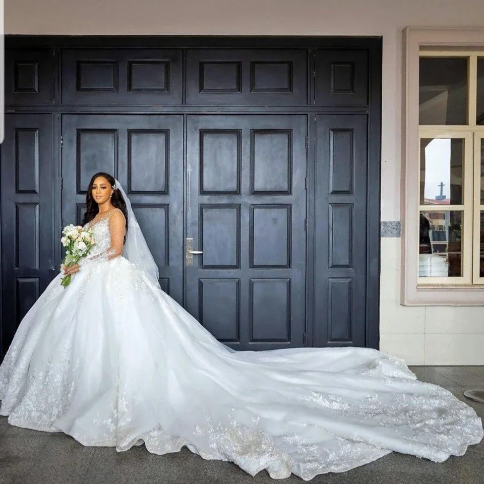 En Zhu vestidos de novia blancos personalizados 2025 cuello redondo apliques de cuentas vestido de fiesta de manga larga hasta el suelo vestido de novia de cola de barrido