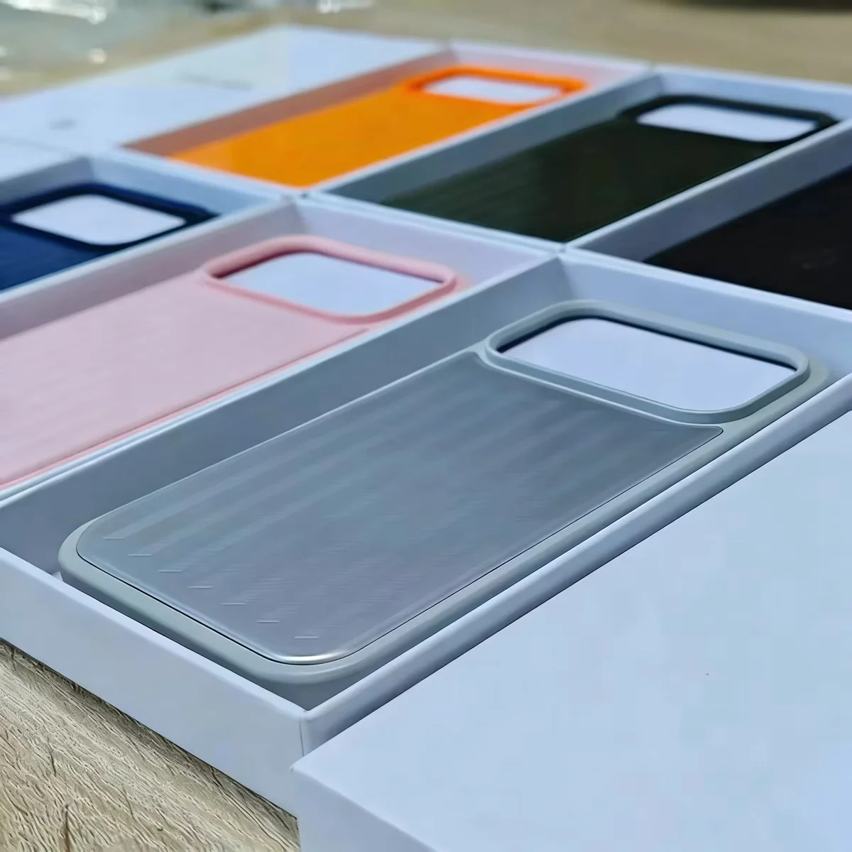 Aluminiowe etui na telefon ze stopu aluminium do iPhone 17 16 15 14 Pro Max, luksusowe etui z 3D falistymi paskami na tył, w stylu walizki biznesowej, z pudełkiem prezentowym. — zdjęcie produktu 4