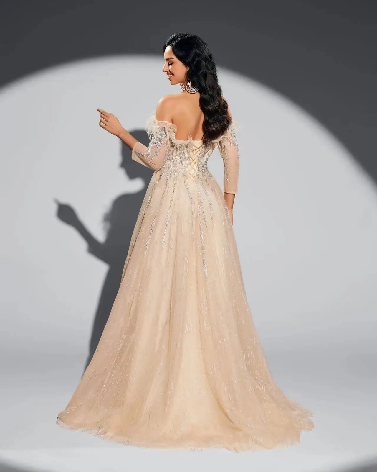 (تخفيضات) فستان شاليمار تشانغ ذهبي فاخر مزين بالترتر وأكمام طويلة فستان المضيف فستان رسمي للحفلات حسب الطلب