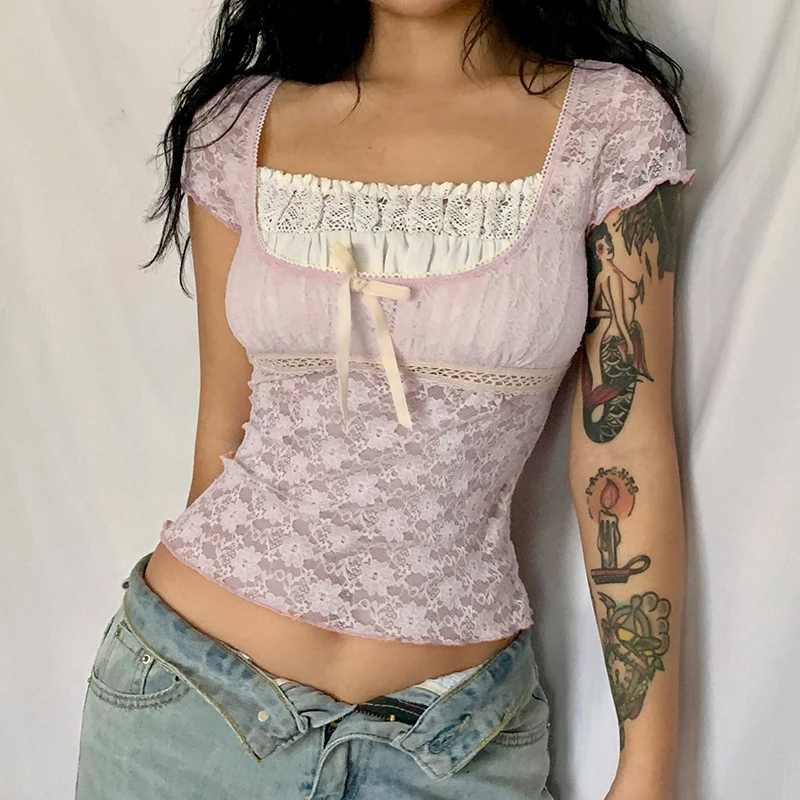 Frauen Süße Spitze Floral Geraffte T-shirt Platz Kragen Kurzarm Slim-fit Crop Top Y2K Ästhetischen Fee Grunge Tees streetwear