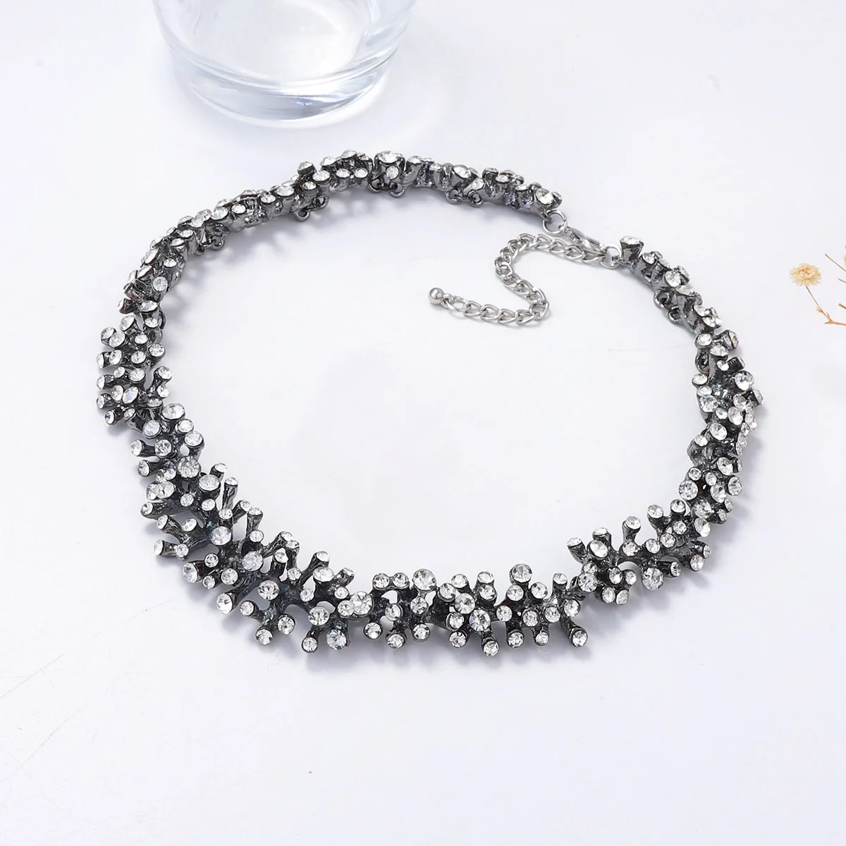 2026 Vintage Unregelmäßige Metall-Halskette mit Strasssteinen in Blattform für Damen, Statement-Schmuck, Halsaccessoires – Detail 7