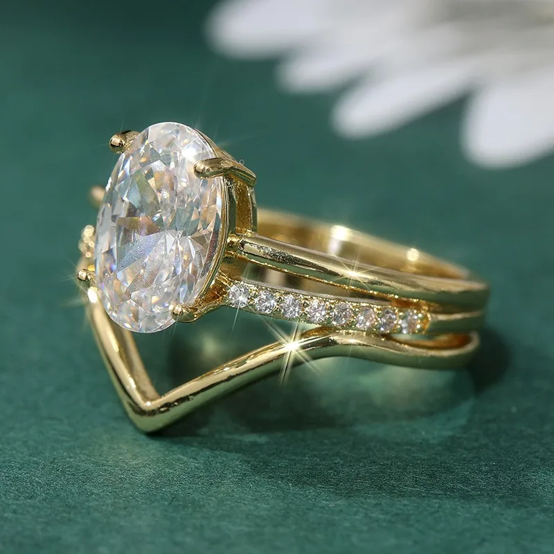 Eleganter goldfarbener, mit weißen CZ-Steinen eingelegter Damenring mit geometrischem Design für den täglichen Gebrauch und Partyschmuck – Detail 2